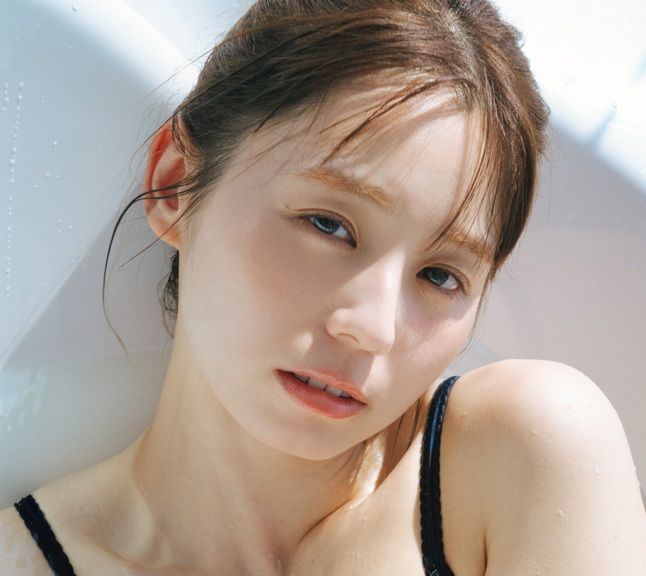 妖艶黒ランジェリー×やわらかマシュマロヒップ 31歳女優が初めてのFLASHデジタル写真集
