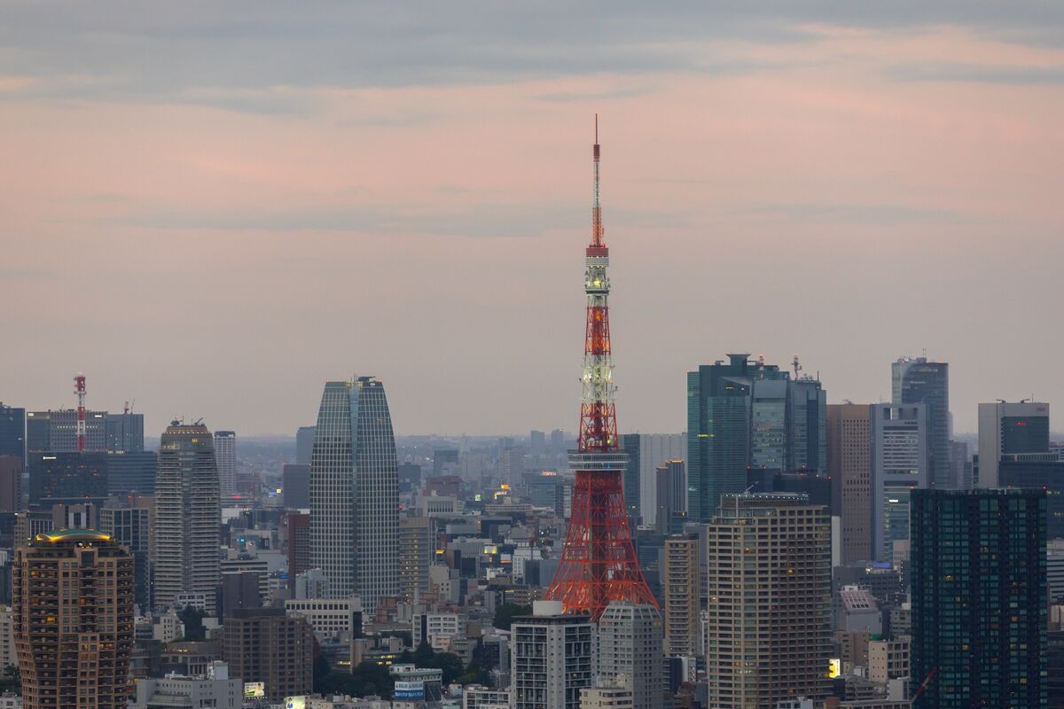 債券は中期債が小幅安、株価反発で売り優勢－入札控え超長期債に買い
