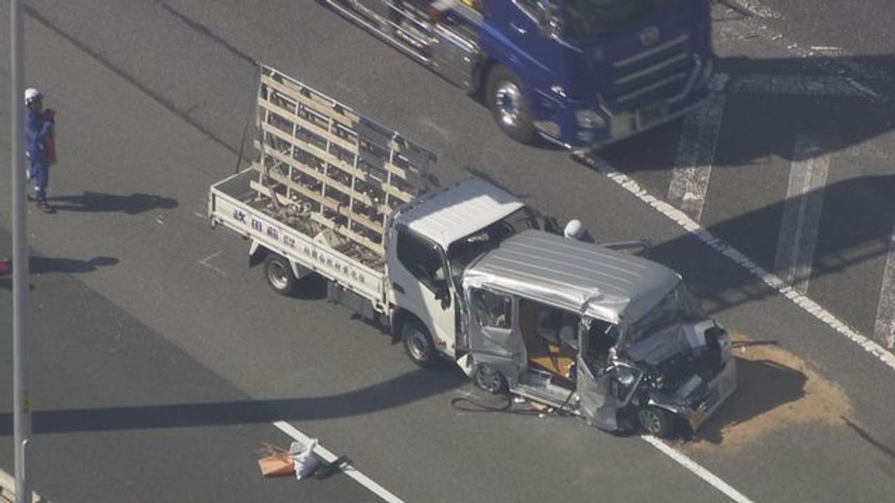 渋滞で玉突き 追突された女性死亡