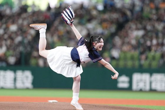 揺れる白スカート「投げっぷり最高」 美女の豪快投球に癒されるファン続出「可愛すぎる」