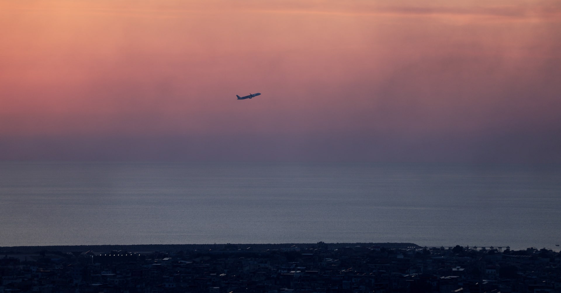 航空・観光業界、中東紛争への対応に奔走 2万便超が欠航