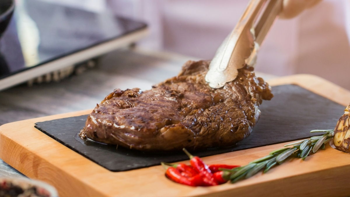 ステーキなどの調理で「焼いた肉を休ませる」ことに一体どんな意味があるのか科学的に解説