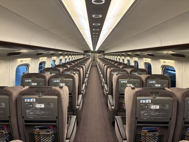 「新幹線なう」「トイレ行きたいんだけど隣の女性は寝てる」「テーブル出てるから乗り越えられない」どうしたらいい？詰んだ男性…その後どうなった？｜まいどなニュース