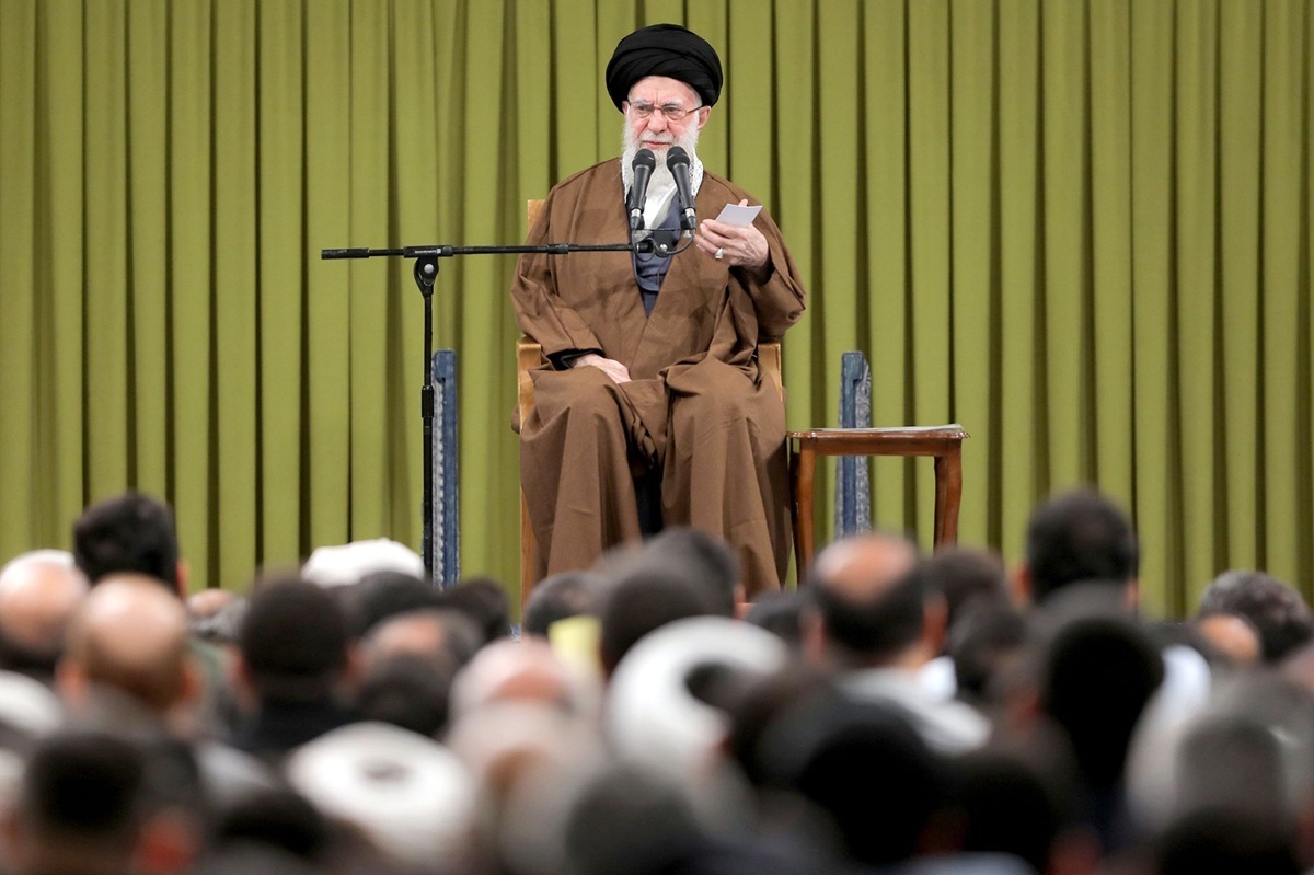 健康不安説のイラン最高指導者、唯一の戦略は「様子見」 相次ぐ危機にデモ発生も静観