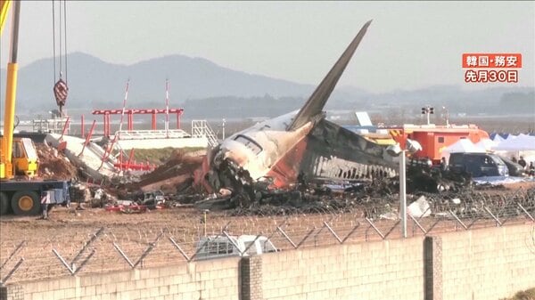 【韓国旅客機事故】“鳥の巨大な群れ”に衝突か 手動で出せる車輪出ず…衝突した壁はコンクリート 元JAL機長語る「論外、信じられない設計」