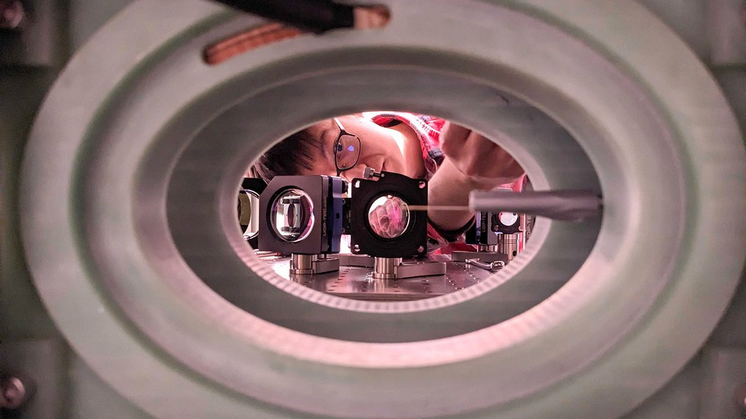 量子コンピューターとして最大の6100量子ビットアレイ構築にカリフォルニア工科大学研究チームが成功、中性原子方式で大規模な「誤り耐性」への道筋に光明