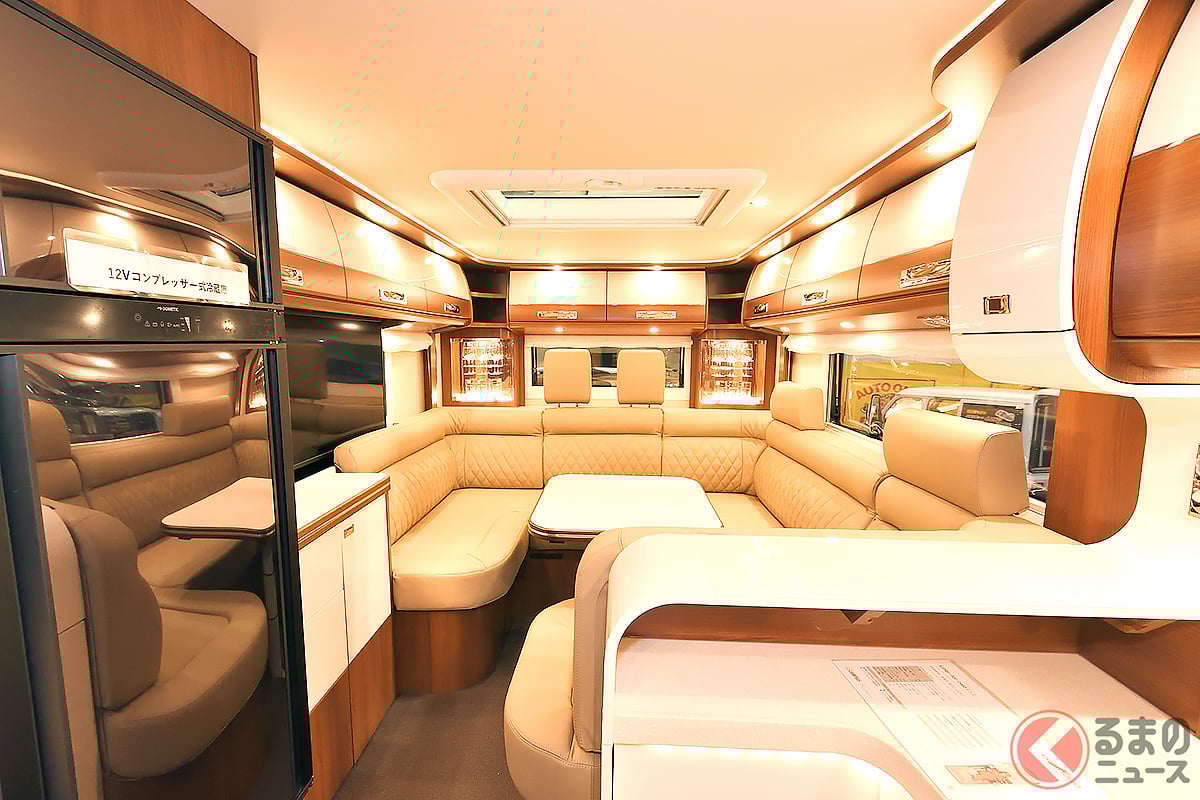 全長8.5mの「巨大サイズ」で「2人乗り」!? 5000万円級の"贅沢すぎる"キャンピングカーがスゴい！ 「シャワー＆トイレ」も完備のカタルゴ「Liner for two I 53L」がレベチだった