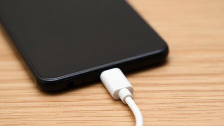 充電器が個人情報を抜き取る？「チョイスジャッキング」の衝撃、＜わずか0.3秒で全ファイル流出も＞【外出先での充電が命取り】になる手法とは（東洋経済オンライン）