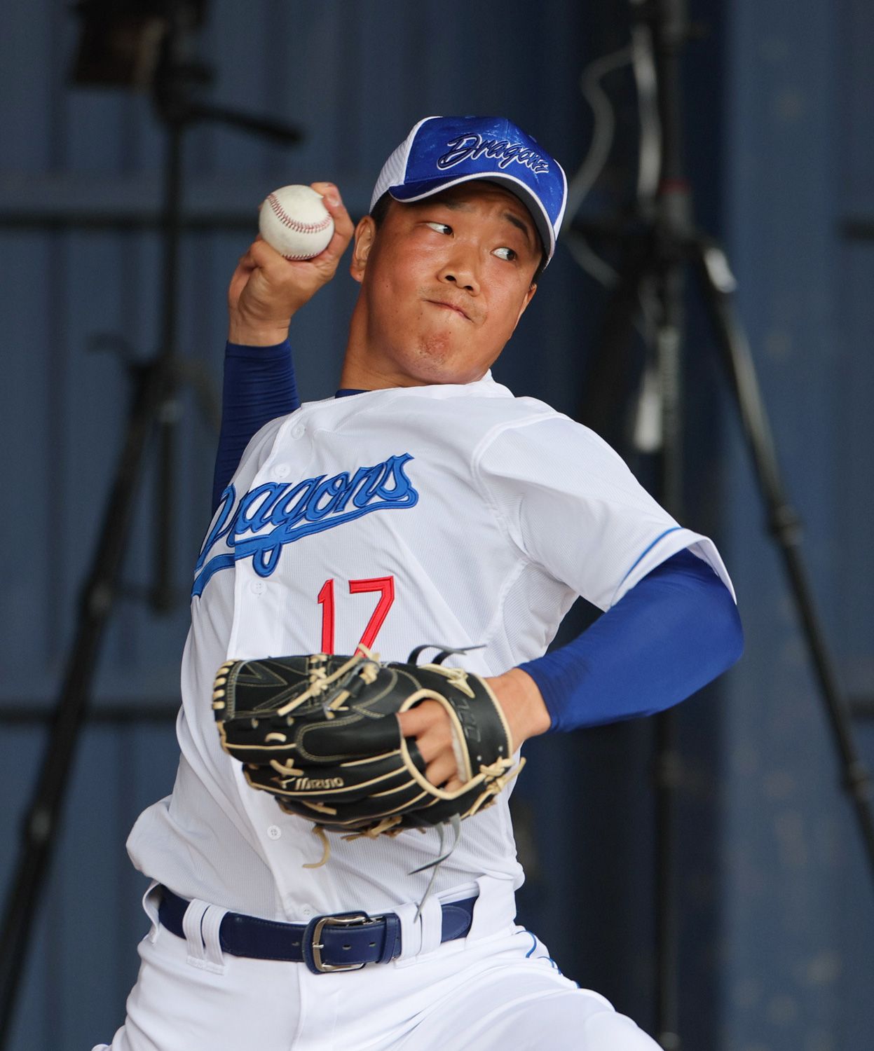 「夫の記事でお騒がせしてしまい…」中日・柳裕也投手“不倫報道”に元モデル妻が反応「彼は現在『（家庭内）育成契約中』」《夫婦ツーショットで投稿》（文春オンライン）