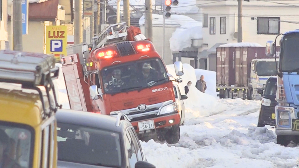 悪路に消防車も苦戦…豪雪後の暖気で青森市内交通マヒ 受験生にも影響が