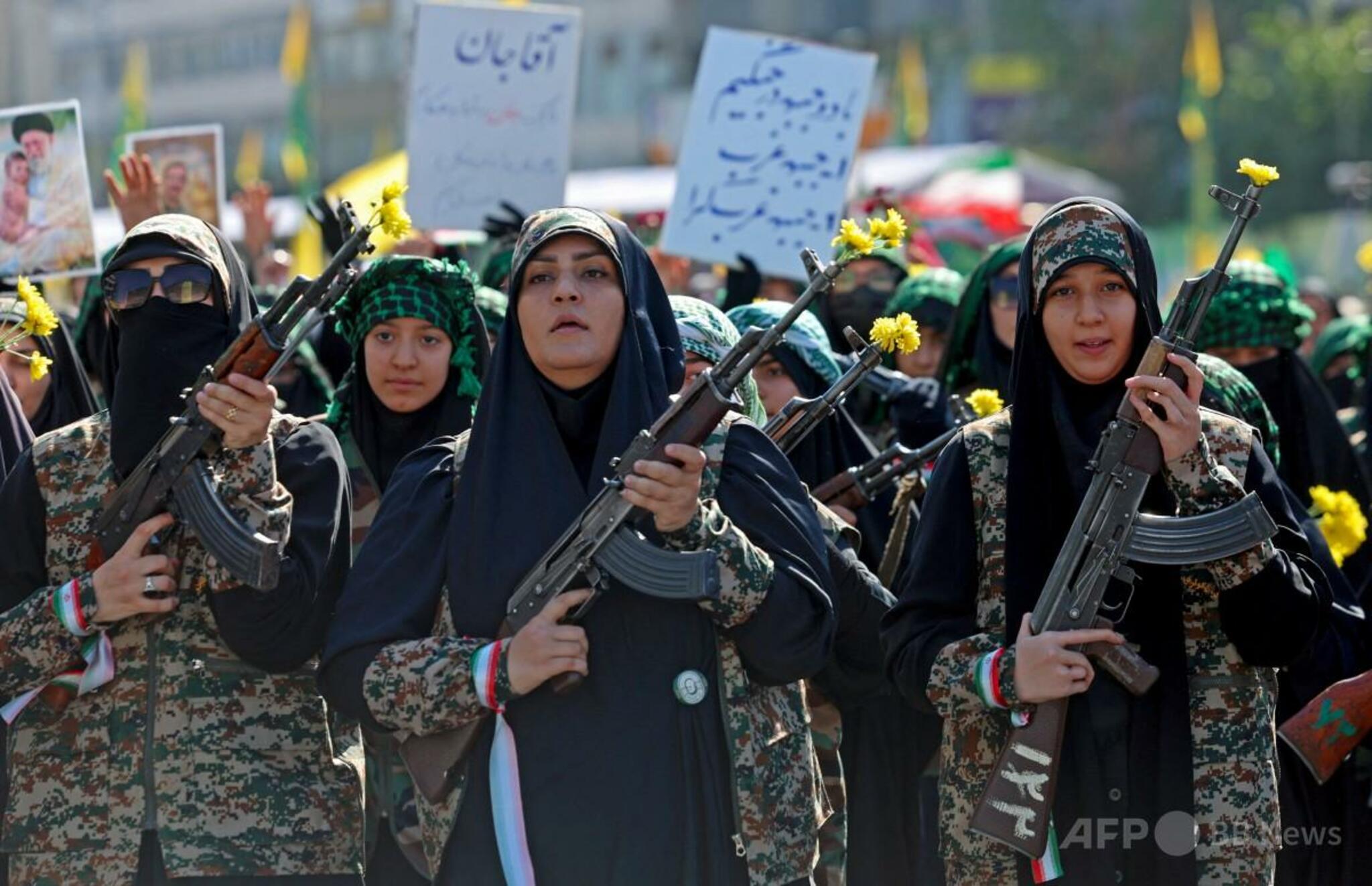 銃や剣を手にしたイラン国民、抵抗の意思示す「命ささげる覚悟」（ＡＦＰ＝時事）