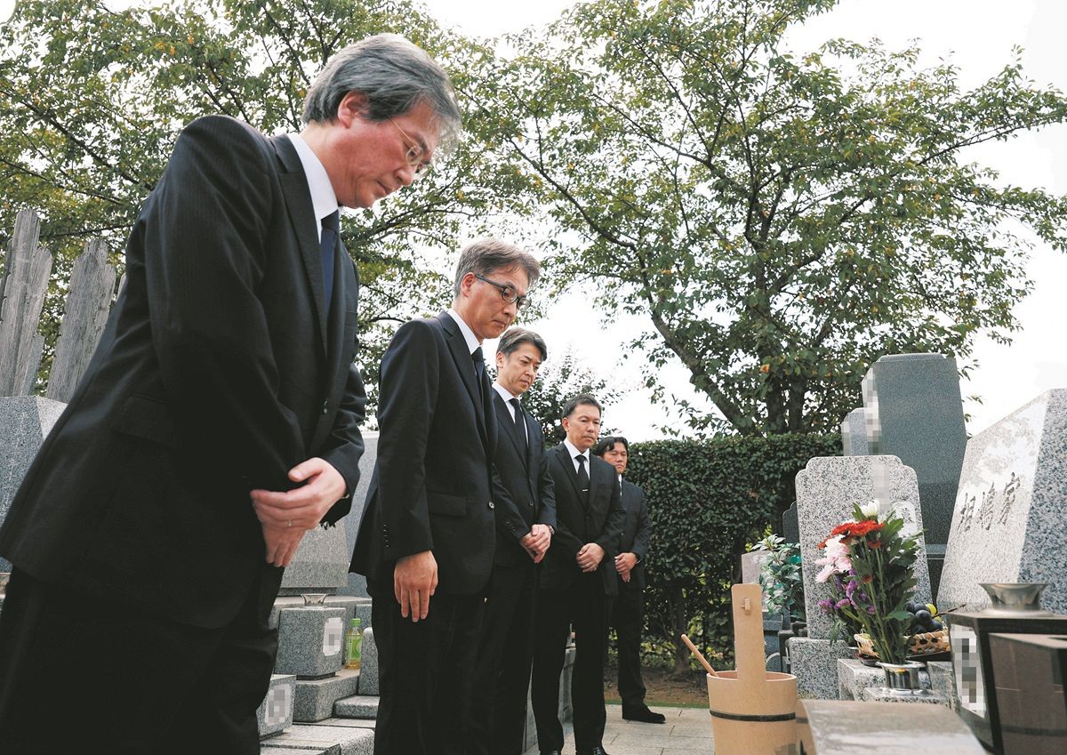 大川原化工機冤罪 警視庁幹部ら墓前で謝罪 「決して許すことはできない」被告のまま亡くなった元顧問の妻