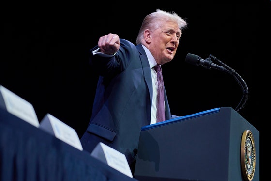 トランプ大統領「シカゴはなぜ電話してこないのか、すぐに行動せよ」…軍投入迫る（中央日報日本語版）