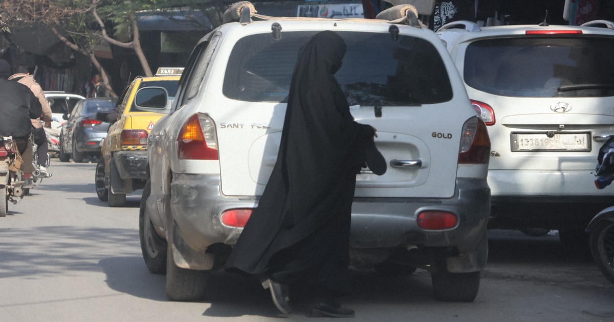 全身黒い布の女性 「まるで別の国」 現地で見たシリア政権崩壊1年