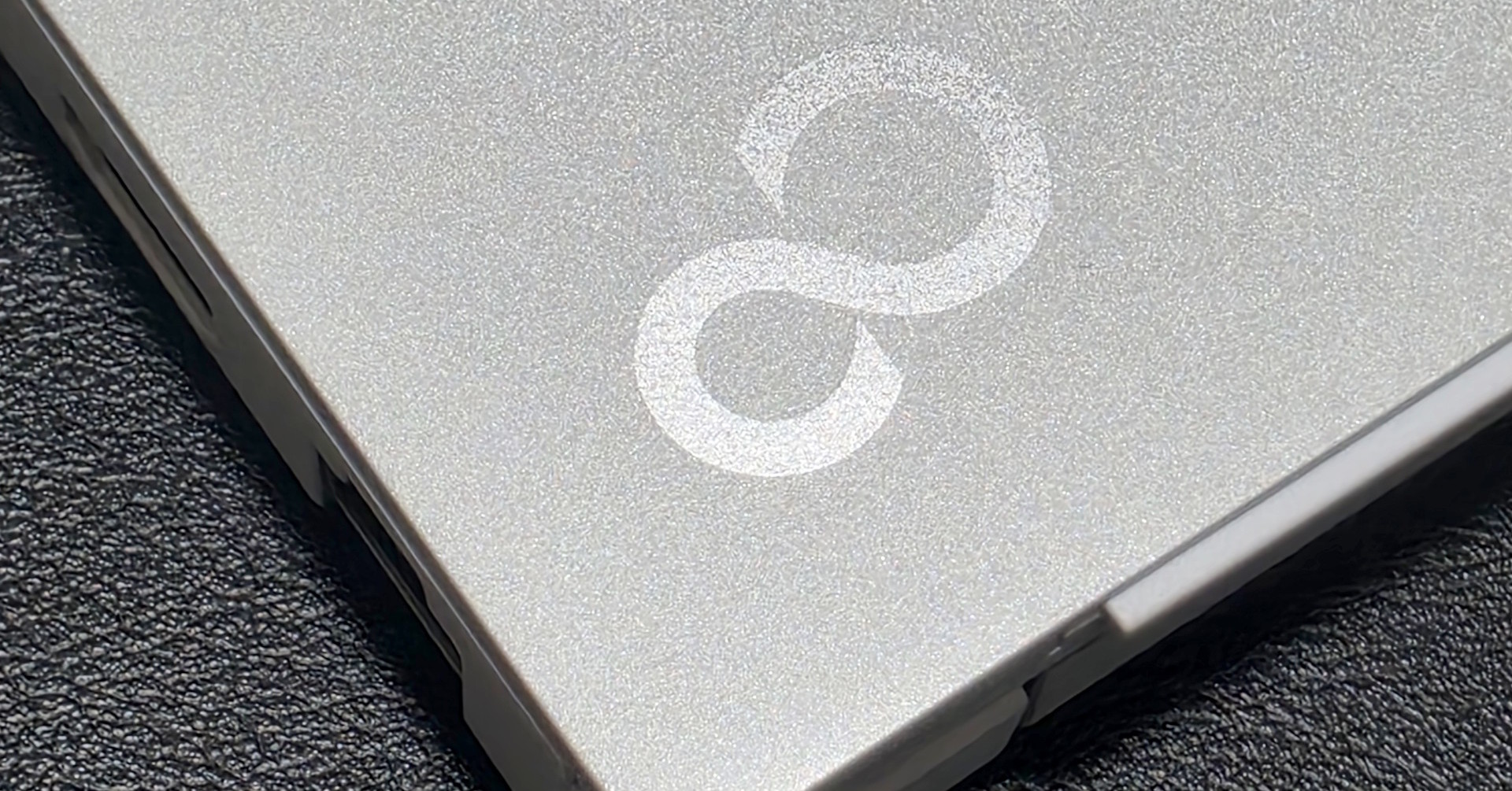 “富士通らしさ”はArmベースでも健在！ 「FMV Note U（FMV UQ