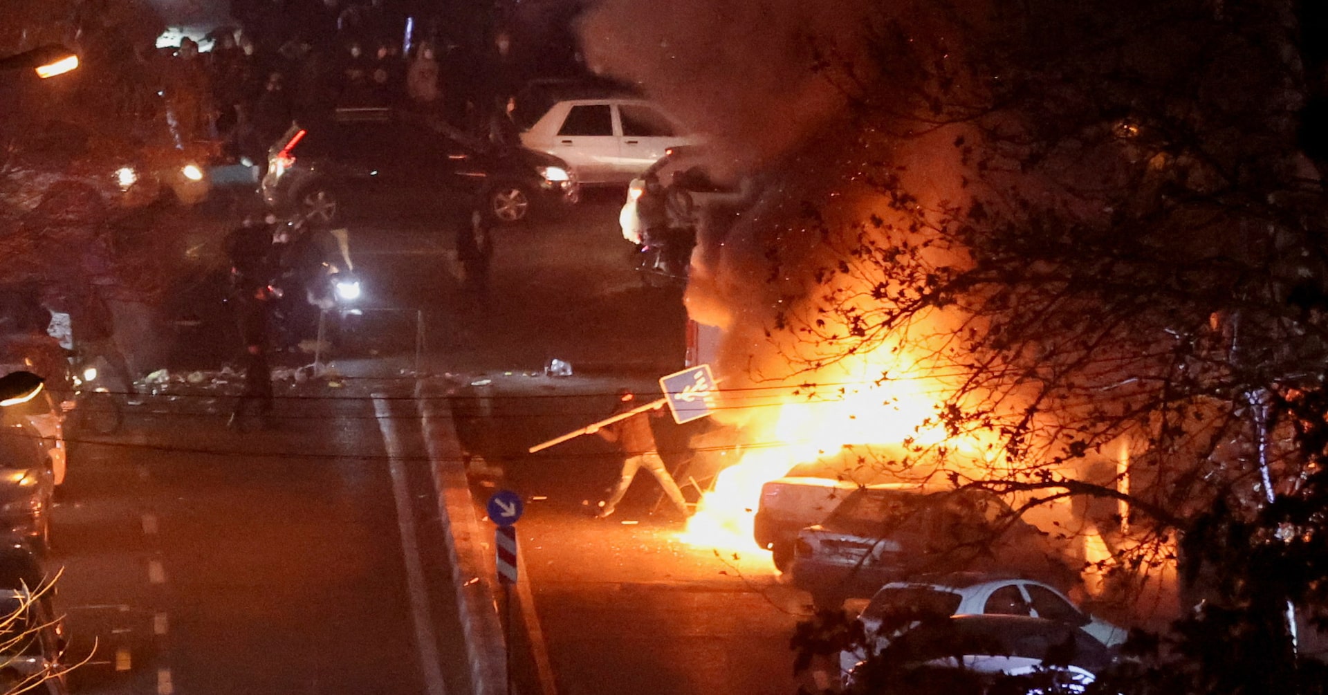 トランプ氏、イラン国民にデモ継続呼びかけ 死者2000人に