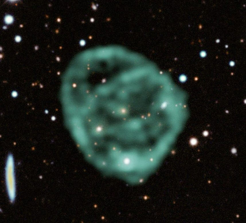 銀河を包む謎の構造「奇妙な電波サークル（ORC 1）」【今日の宇宙画像】