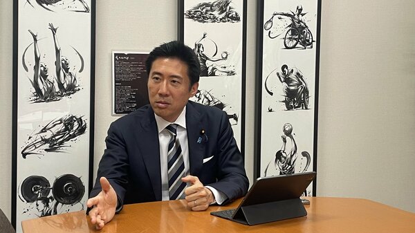 東大→スタンフォード→弁護士の“エリート”が政治家になった理由 15分で息子の弁当を作る塩崎彰久議員の得意料理は卵焼き【永田町バトン】