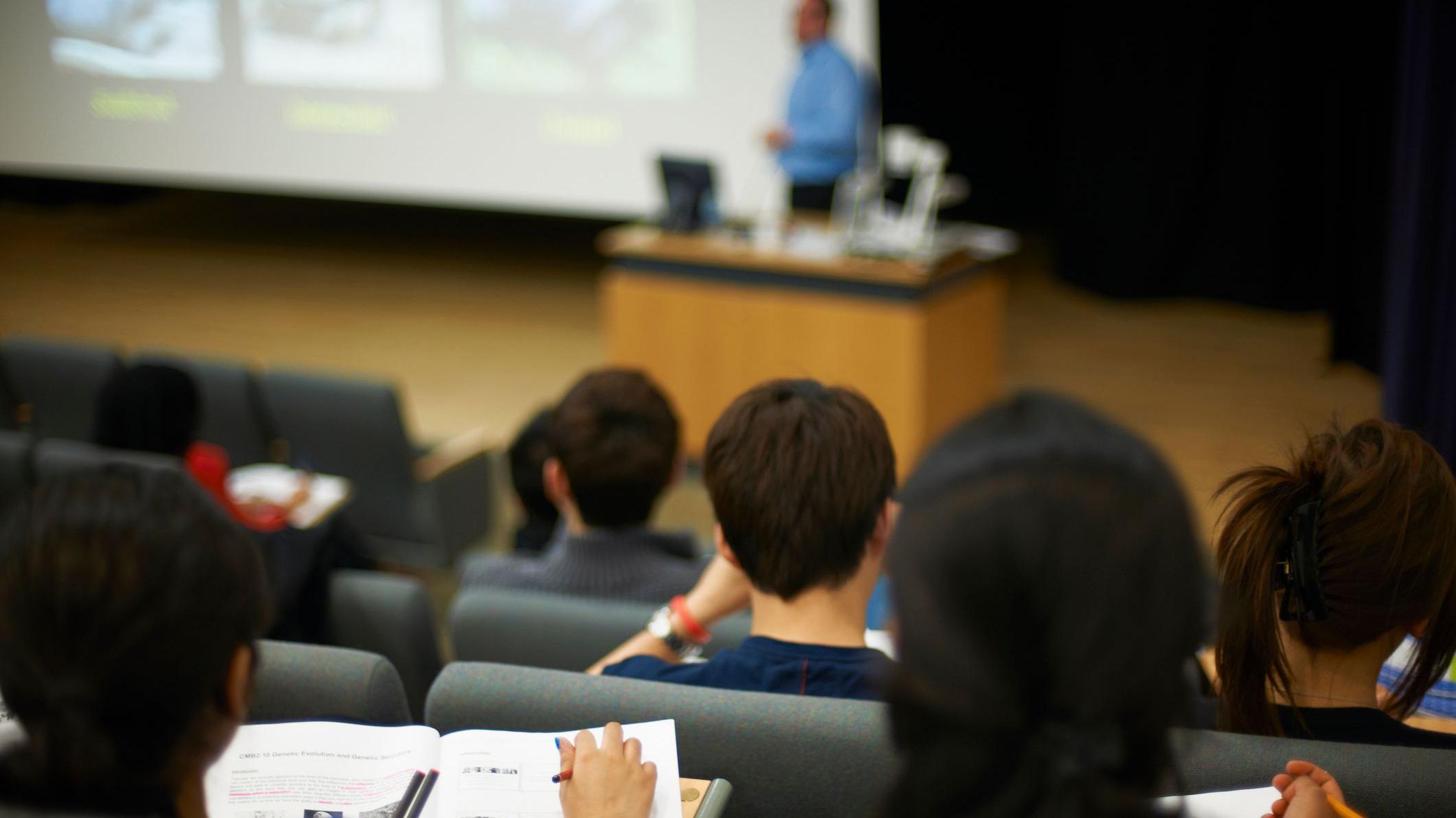イギリスの大学で中国人留学生に中国当局が「同級生の監視」指示と英研究報告 特定の話題回避を意図と
