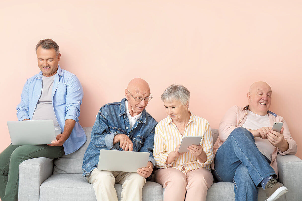 スマホやPCの使用が「脳の老化」を防ぐ？ 50歳以上で認知機能低下リスクが半減