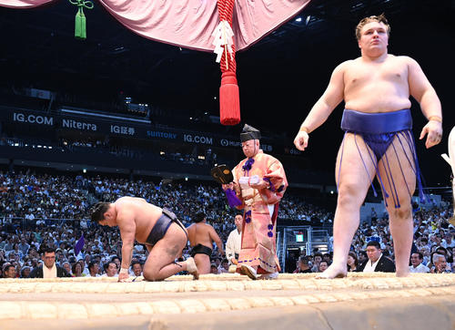 安青錦と安治川親方の絆が生んだ金星と殊勲星 話し方も似てきた!?
