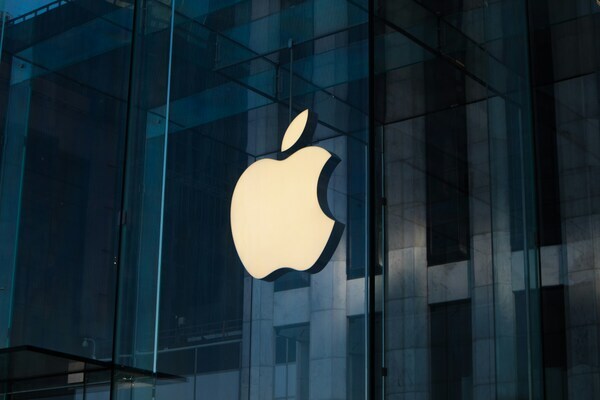 アップル「折りたたみiPhone」2026年発表か（アスキー）