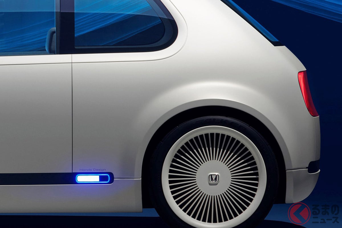 まるで初代シビック！ ホンダの「"2ドア"コンパクトカー」に注目！ フィット級の小型サイズ×斬新「後ろ開きドア」採用！ 市販車へと昇華した「アーバンEVコンセプト」とは！