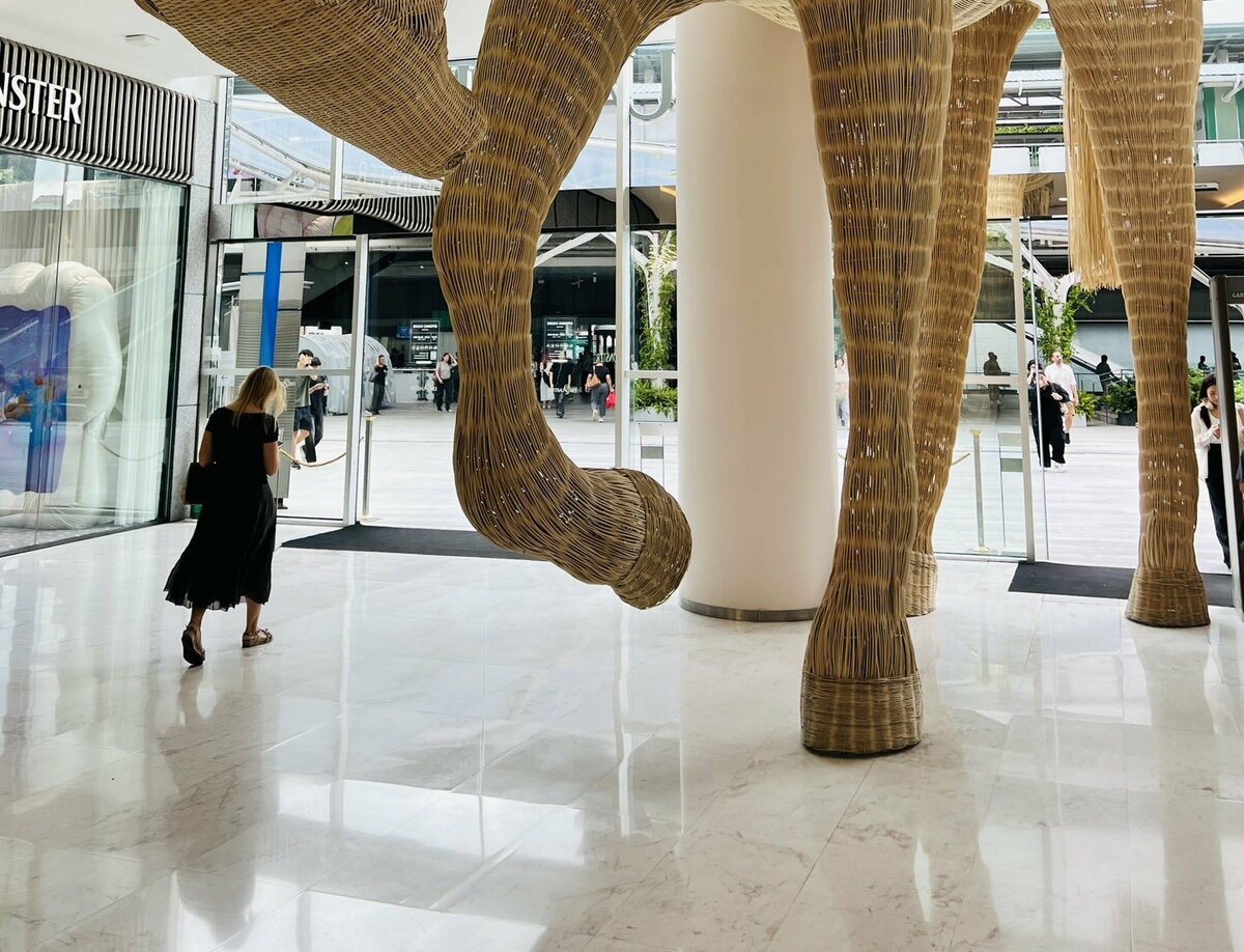 タイの高級デパートで「変な柱」だと思ったら…天井から飛び出す巨大アートに「すごい迫力」「カッコ良い」 Xで話題となったタイのアート体験を紹介