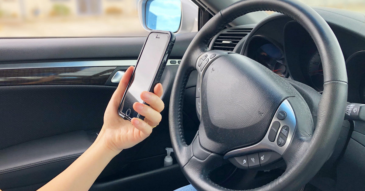 スマホの「ながら運転」をどうやめさせるか カーナビの功罪とメーカーの対策