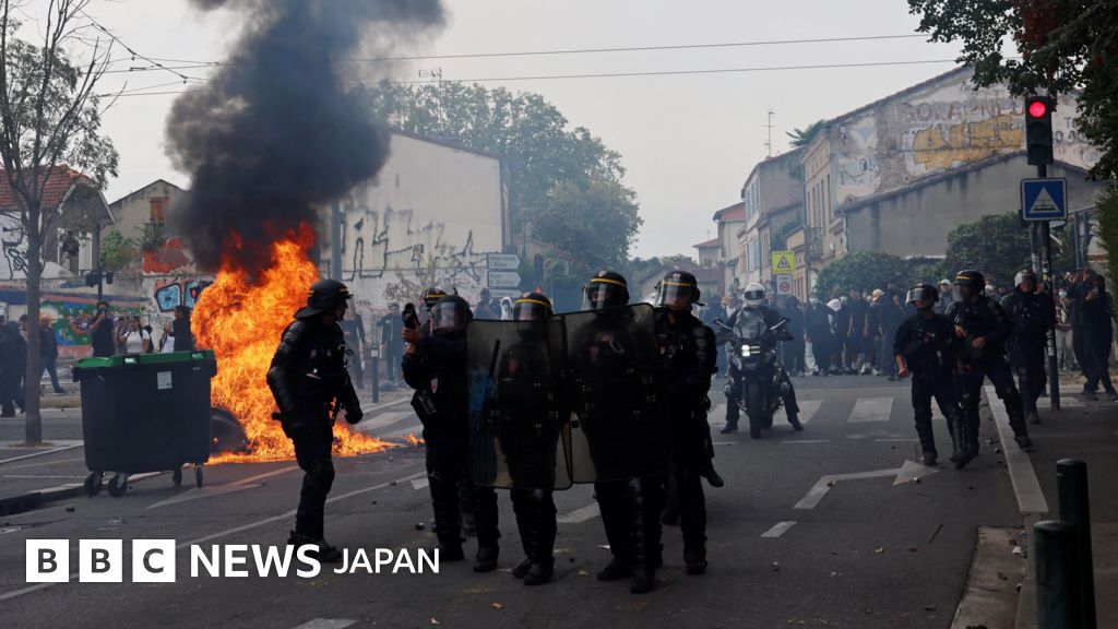 フランス各地で高校生らの抗議が激化、最大500校が休校に
