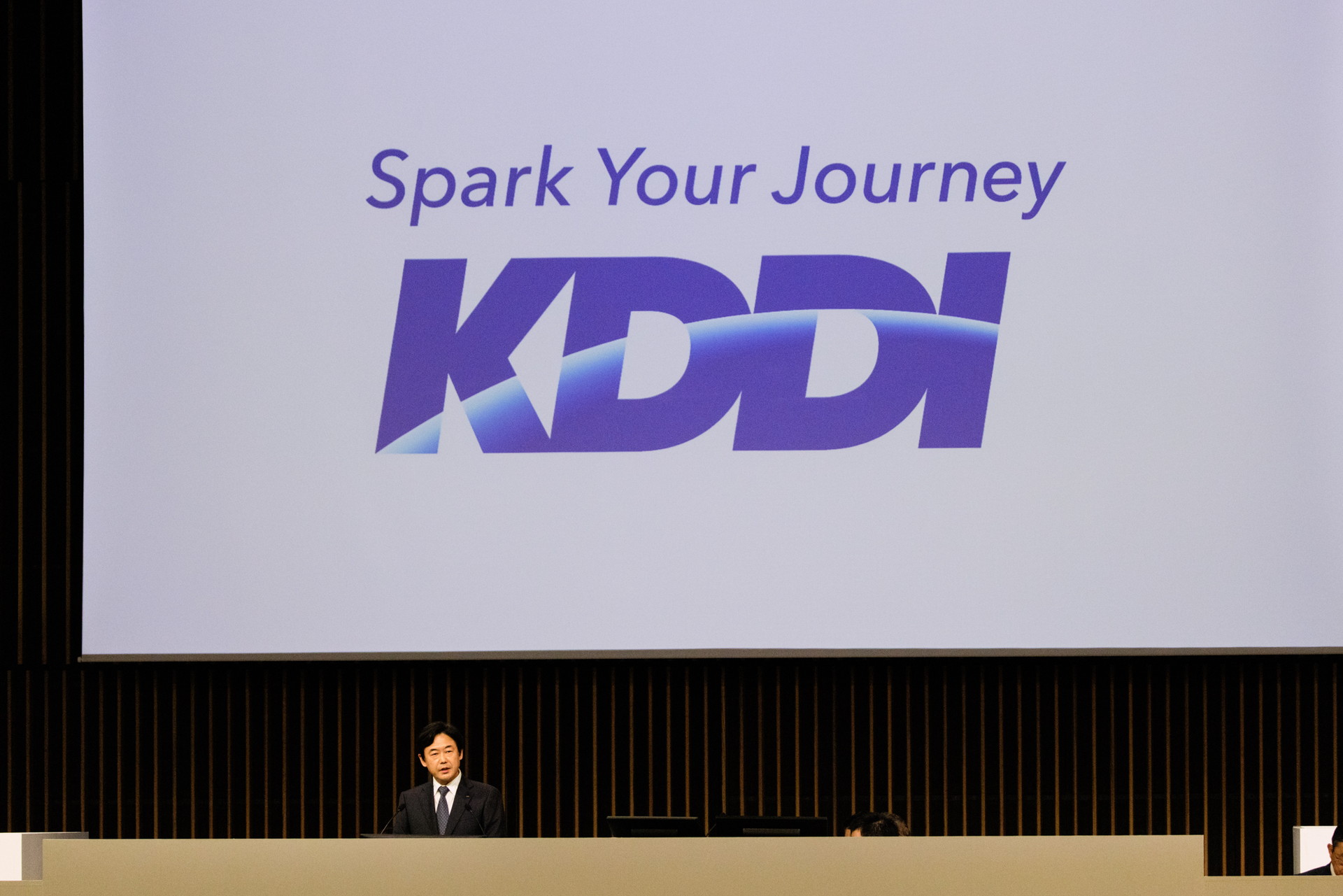 KDDI株主総会、株主らAI戦略やガバナンスを問う ローソンでのpovo販売は9倍に成長