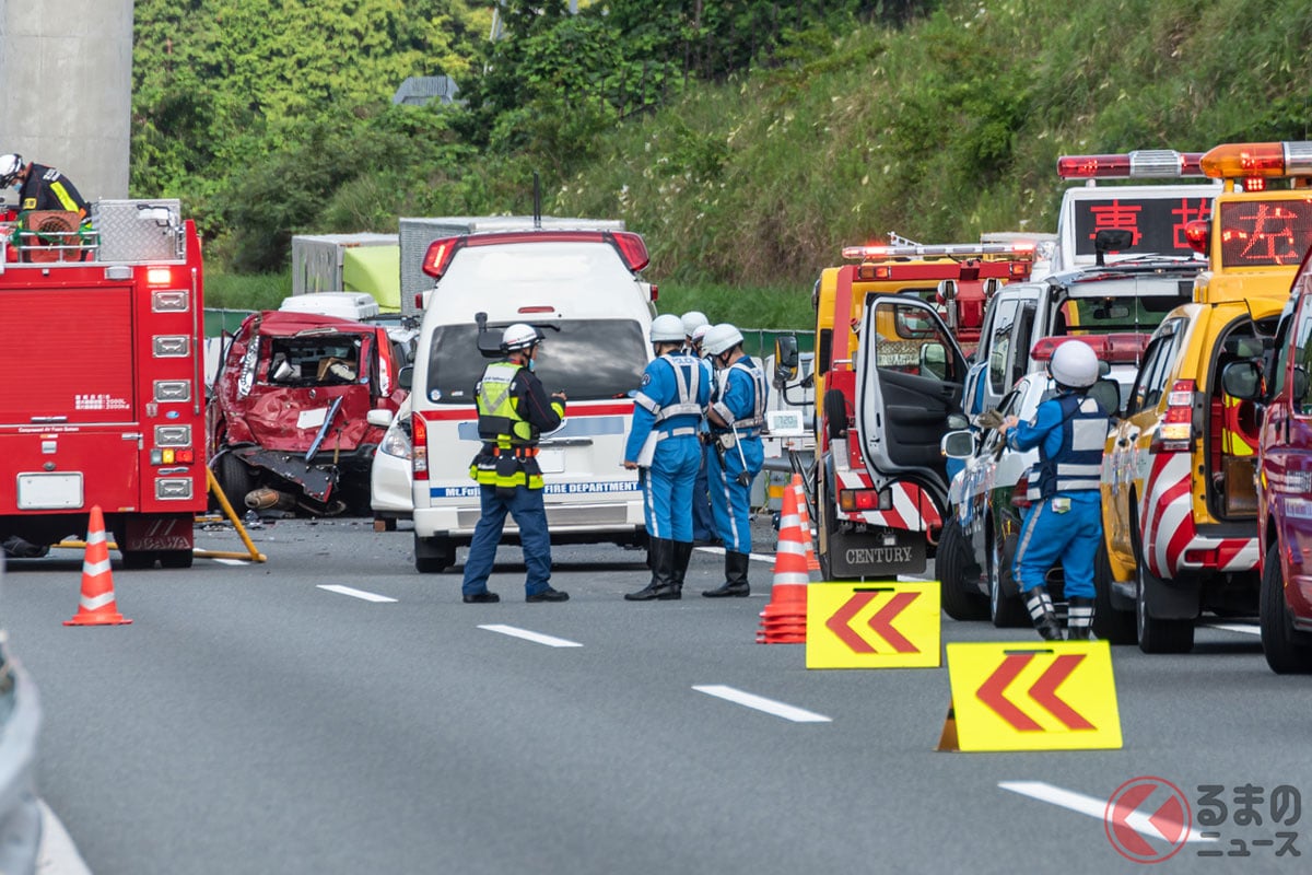 「すごい事故…」 NEXCO「居眠り運転による大事故」映像に反響殺到！ 東名「横浜町田IC」の大クラッシュに「ゾッとした…」「トラウマ級」 乗用車"大激突・横転"で注意を呼びかけ