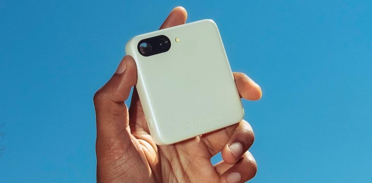 普通のスマホに飽きた人へ。この春登場した、｢クセ強スマホ｣たち