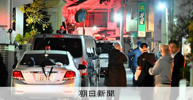 住宅街に集まる捜査車両 西東京市の住宅4人死亡「何が起きたのか」