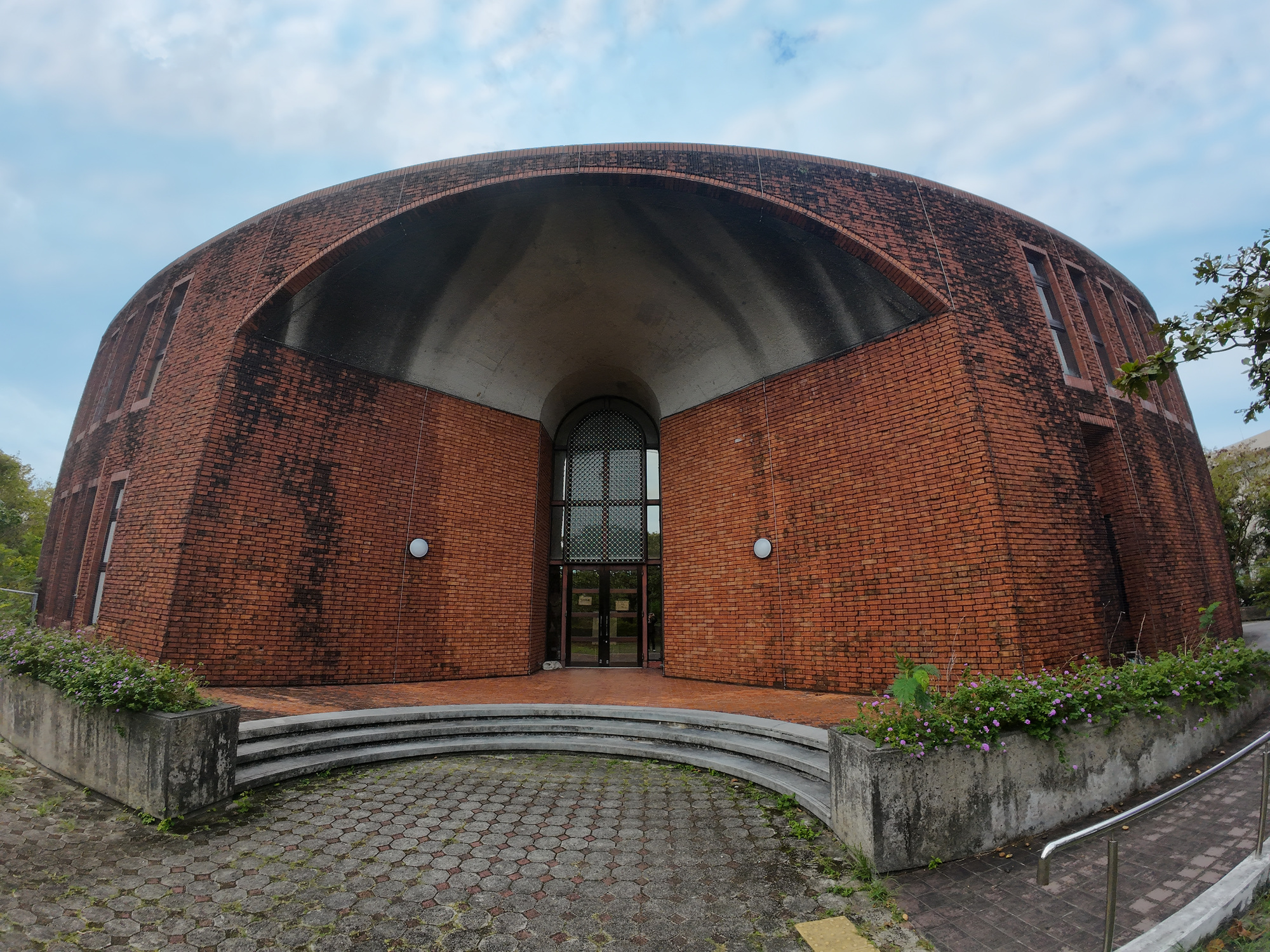 「人生で一番楽しかった」 中四国・九州沖縄の”進学させたい国立大学”ランキング上位は生活面も魅力！「人間関係がより幅広く展開できる」「青春を楽しんでいる」