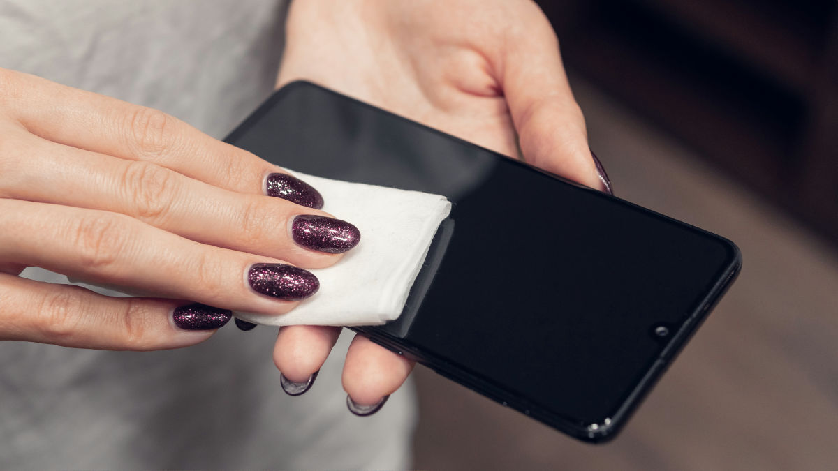 スマートフォンには大量の細菌が付着している、一体どうやって掃除すればいいのか？