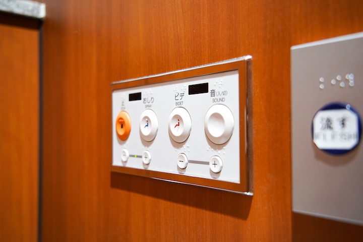 気になる「トイレ中の音」。音を消す装置を使う？使わない？男女差も興味深い結果に