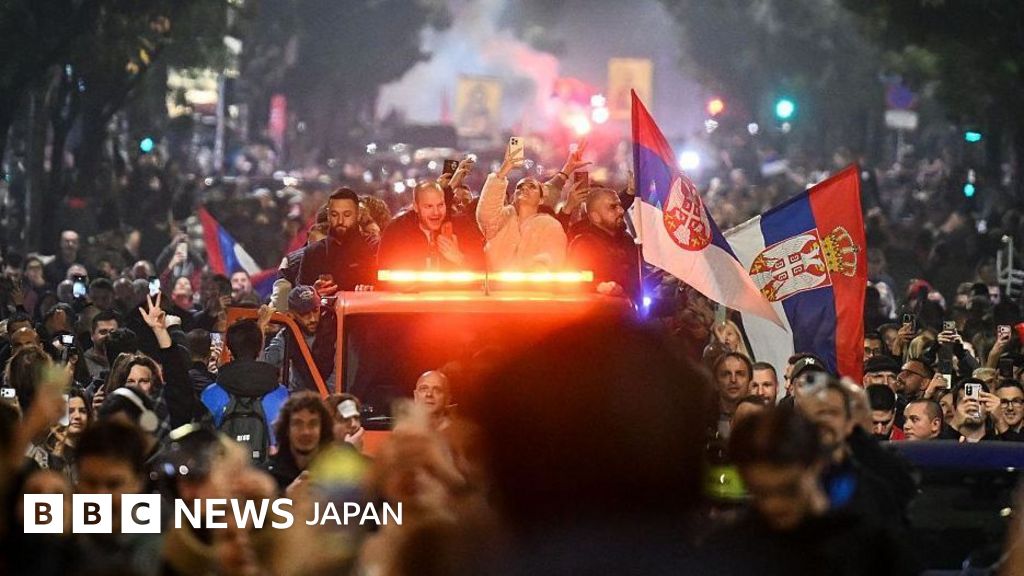 セルビア総選挙、学生主導の抗議運動が与党倒す 前大統領は敗北認める