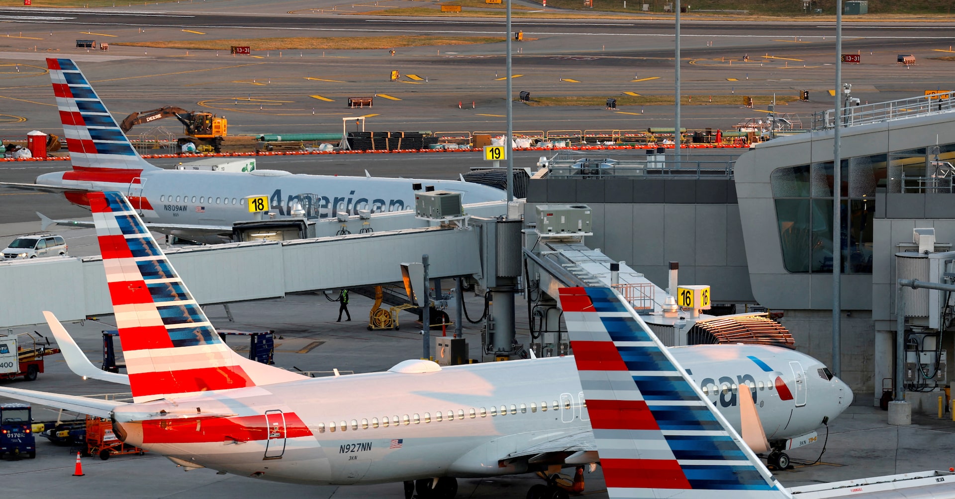 アメリカン航空、通期業績見通し再公表 経済懸念で予想損益に幅
