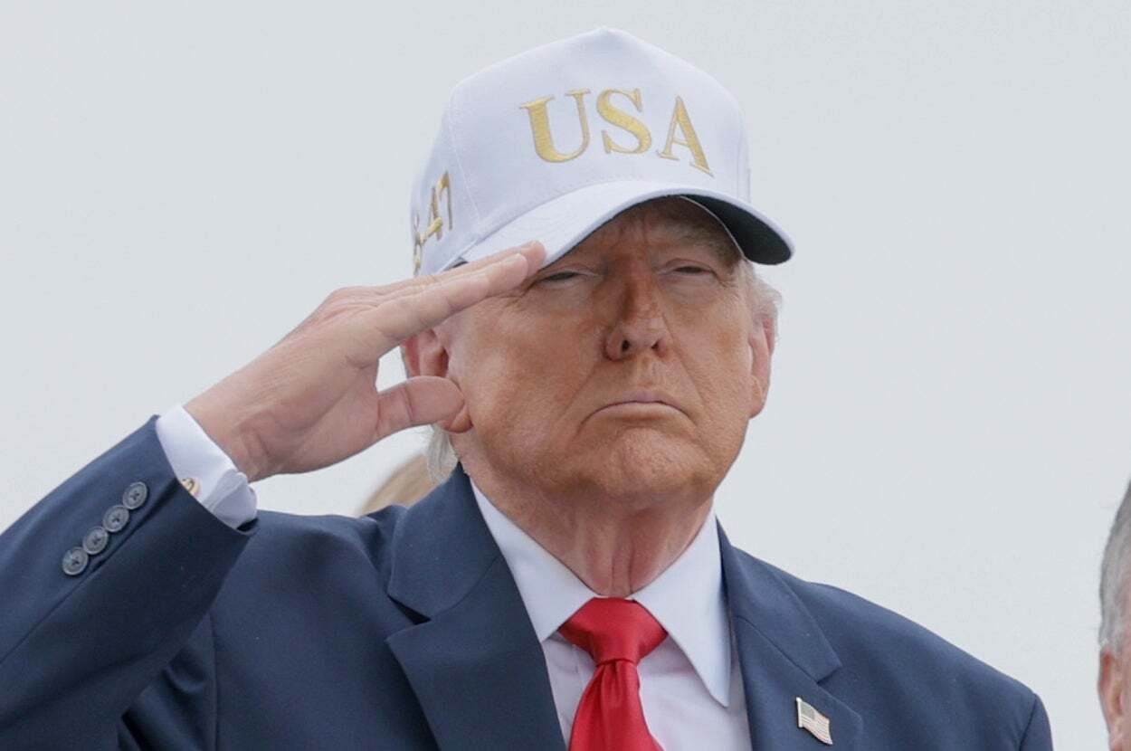 「失礼すぎる」トランプ氏の米兵追悼式典での姿に非難殺到。保守系メディアが謝罪する事態に。何があった？（BuzzFeed Japan）