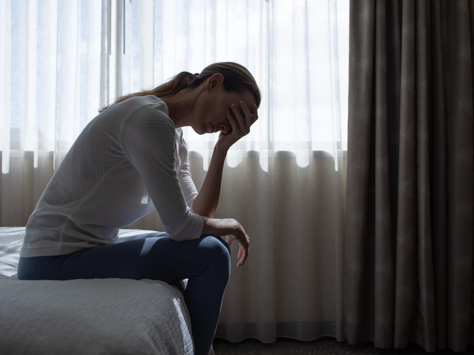 45歳、夜の営みのときに「耐えがたい痛み」が。私の更年期は思いがけないところからやってきた【100人の更年期・2026年夏のベストセレクション】｜OTONA SALONE