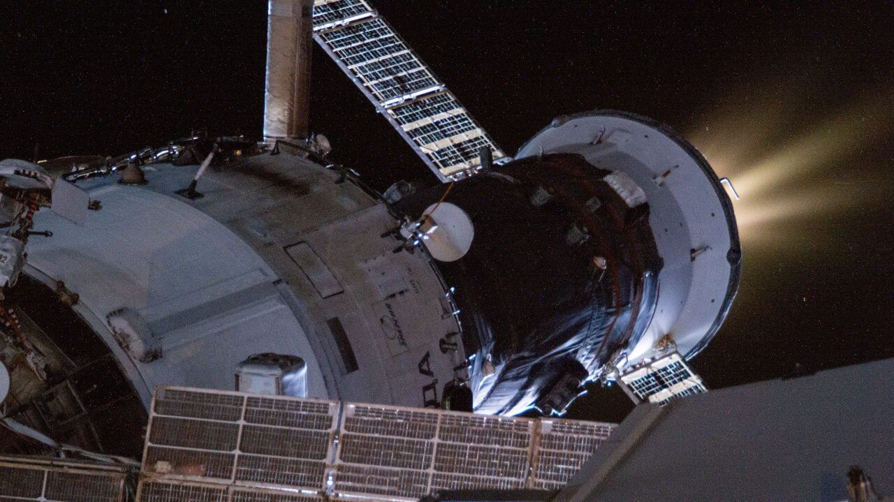 ISSの高度を上昇させるロシアのプログレス補給船 NASAがリブースト時の画像を公開