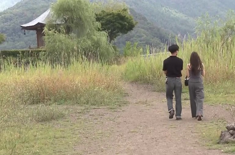水不足で異変…「幻の道」が山梨・河口湖に出現 本来は湖に浮かぶ“六角堂”に徒歩で 岩手・胆沢ダムは貯水率“過去最低”