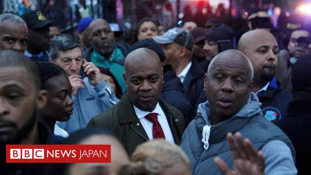 米ニュージャージー州ニューアークの市長、移民センターで抗議し逮捕 後に釈放