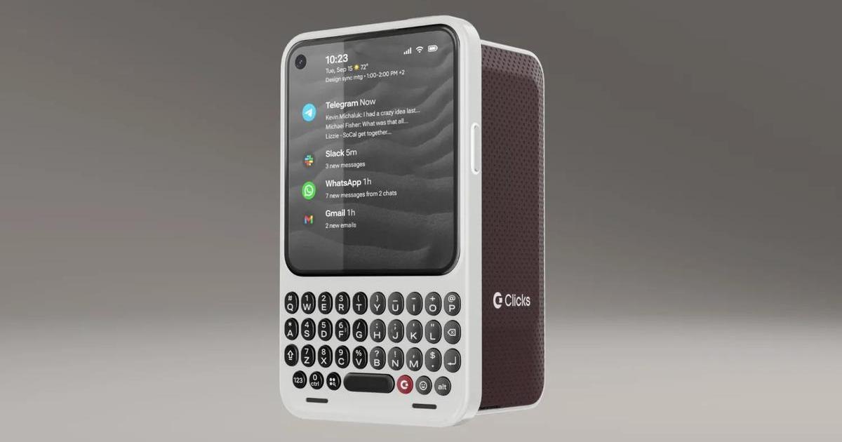 折りたたみスマホもいいけれど。なんだかんだ「キーボード付き」が熱い