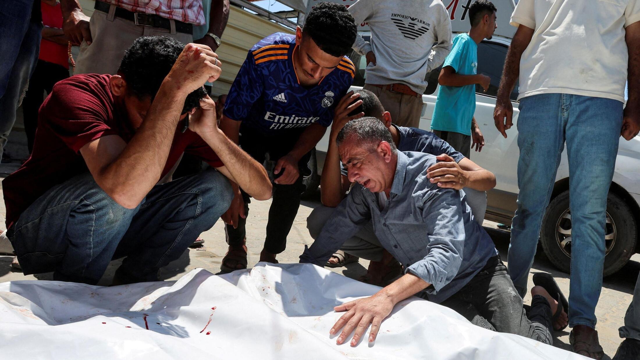 ガザ中部の市場で18人死亡、イスラエルがドローンで攻撃 医師や目撃者が証言