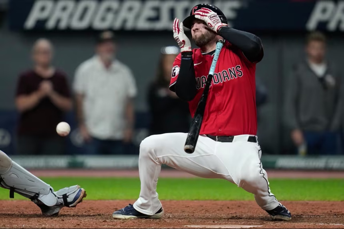 １６０キロの剛速球が顔面直撃、バッターが病院に搬送 米ＭＬＢ