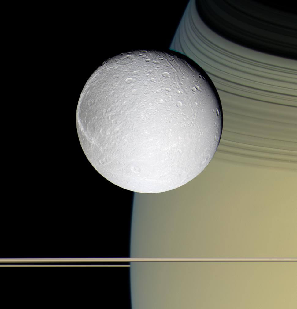 雪玉みたいな衛星ディオネと、線に見える土星の環【今日の宇宙画像】