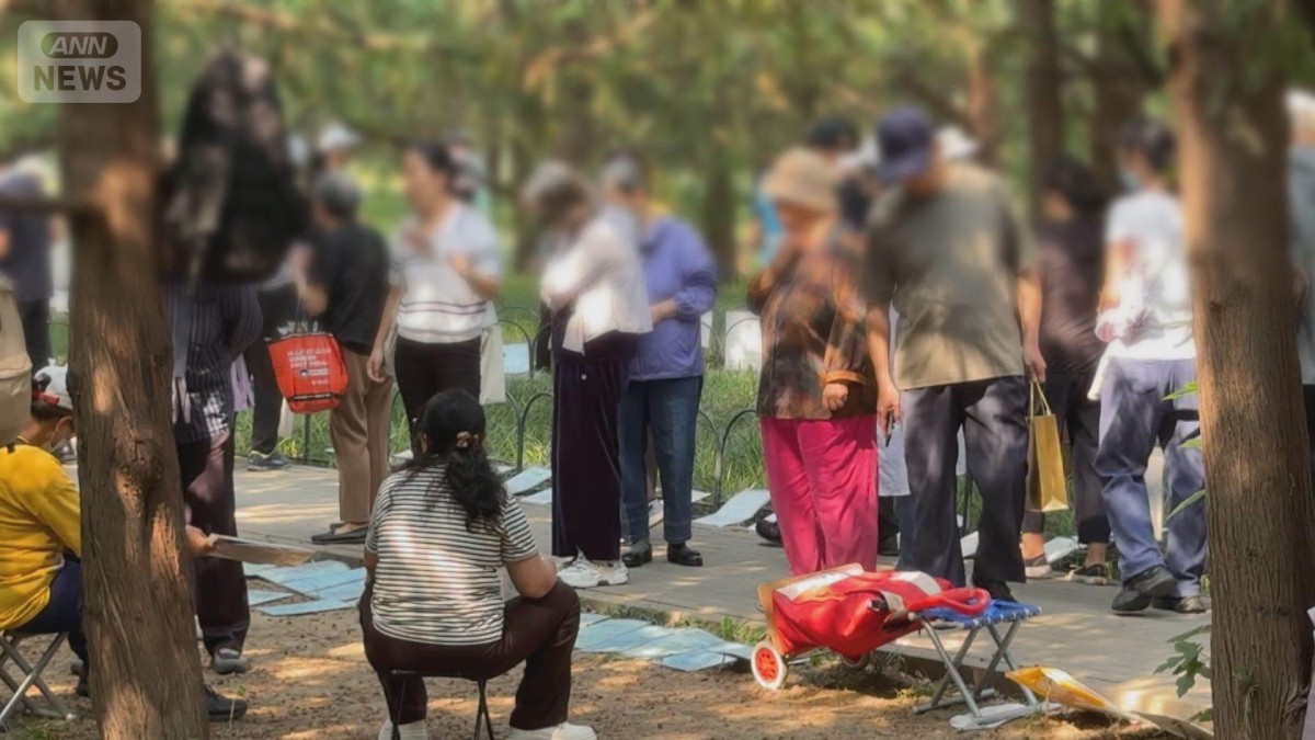 少子化の中国で親が「代理婚活」 公園で我が子の経歴書を手に相手探し アプリも登場