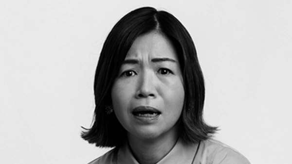 大久保佳代子「歩道の10cmの縁石で〈下駄ばき骨折〉し、松葉杖に。更年期で不安が増し、部屋も汚れて悲しくなったけれど」|au Webポータル